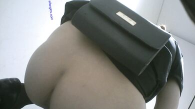 周六福珠宝店女厕全景偷拍多位极品黑丝女职员各种美鲍鱼完美呈现 (3)